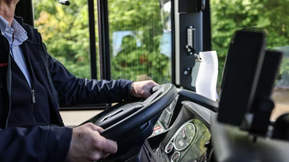 Die Rheinbahn will Fahrern im Rentenalter das Weiterfahren anbieten. (Symbolbild) - © Oliver Berg/dpa