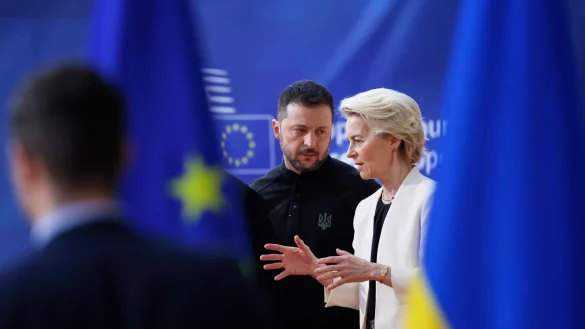 Hoffen auf eine Einigung der Staats- und Regierungschefs: Die Pr&auml;sidentin der Europ&auml;ischen Kommission, Ursula von der Leyen und der ukrainische Pr&auml;sident Wolodymyr Selenskyj. (Archivbild) - &copy; Omar Havana/AP/dpa