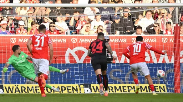 Eins von drei Gegentoren f&uuml;r Bayer-Keeper Mark Flekken (l). - &copy; Torsten Silz/dpa