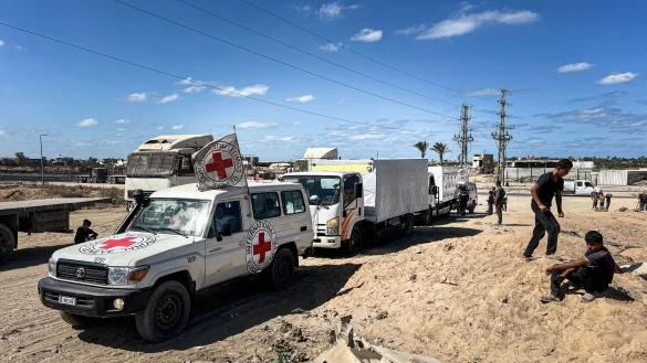 Mitarbeiter des Roten Kreuzes helfen bei Übergabe der Leichen von Geiseln. (Archivbild) - © Belal Abu Amer/APA Images via ZUMA Press Wire/dpa