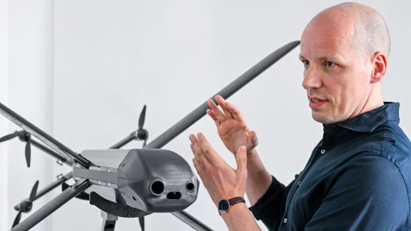 Das Rüstungsunternehmen Helsing - hier Mitgründer Gundbert Scherf - kooperiert künftig mit Schaeffler. (Archivbild) - © Jens Kalaene/dpa