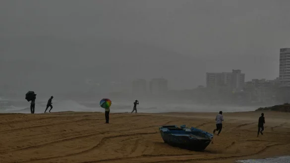Die Vorläufer eines schweren Zyklons sind schon zu spüren, Zehntausende Menschen bringen sich in Sicherheit. - © Mahesh Kumar A./AP/dpa