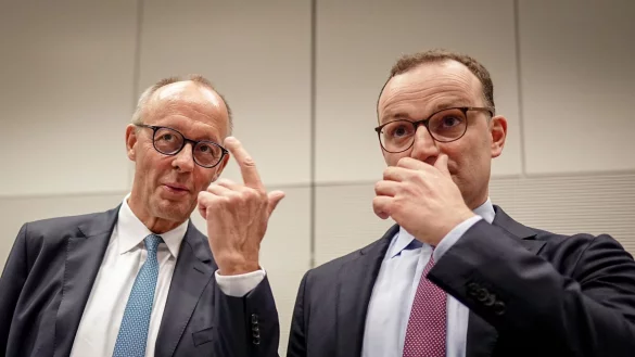 Unionsfraktionschef Jens Spahn verteidigt Bundeskanzler Friedrich Merz beim Thema Migration im Stadtbild. (Archivfoto) - © Kay Nietfeld/dpa