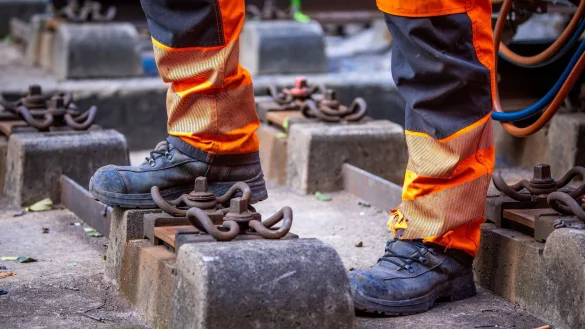 Die Arbeiter waren laut Polizei mit Gleisarbeiten in der Oberpfalz beschäftigt. (Symbolbild) - © Jens Büttner/dpa