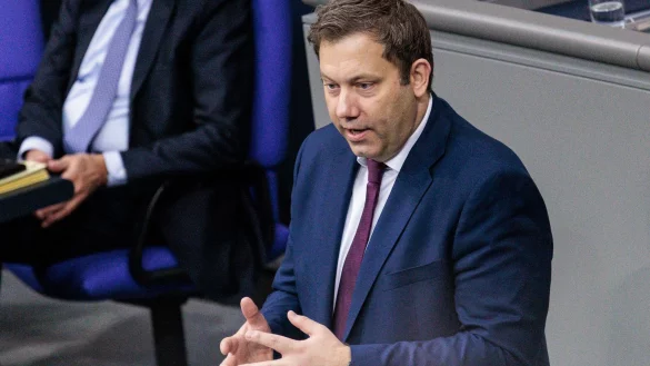 Finanzminister Lars Klingbeil (SPD) wirbt f&uuml;r die Aktivrente. - &copy; Carsten Koall/dpa