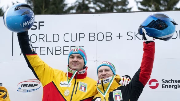 Für Francesco Friedrich (r) gibt es keinen Grund zum Jubel mehr. - © Sebastian Kahnert/dpa