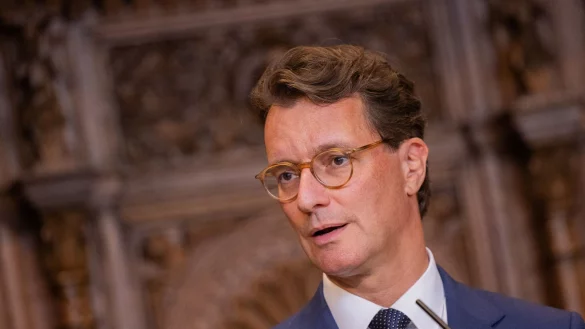 F&uuml;r seine Familie schwingt Nordrhein-Westfalens Ministerpr&auml;sident Hendrik W&uuml;st (CDU) an Weihnachten gerne den Kochl&ouml;ffel. (Archivbild) - &copy; Rolf Vennenbernd/dpa