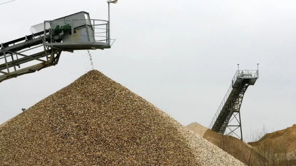 Kies und Sand sind weiter der in Deutschland am h&auml;ufigsten gewonnene Rohstoff. Doch die F&ouml;rdermenge schrumpft. (Symbolbild) - &copy; Roland Weihrauch/dpa