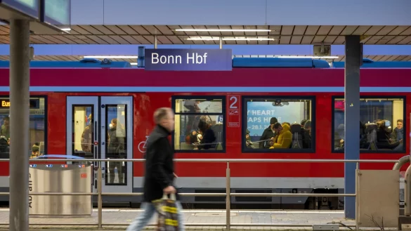 Zwischen dem 14.12. und 21.12. kommt es zu massiven Einschränkungen im Bahnverkehr um Bonn. Grund ist eine geplante Brückenerneuerung. (Symbolbild) - © Thomas Banneyer/dpa