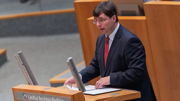 In einer Grundsatzdebatte über den Landeshaushalt 2026 verteidigt Nordrhein-Westfalens Finanzminister Marcus Optendrenk neue Schulden. - © Rolf Vennenbernd/dpa