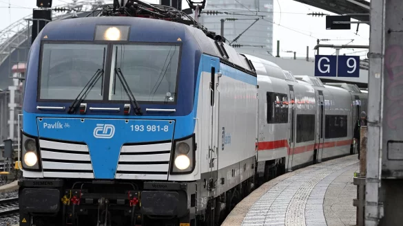 Angemietete Loks m&uuml;ssen derzeit wegen fehlender Zulassungen f&uuml;r den eigentlichen Steuerwagen noch den neuen ICE L ziehen. - &copy; Federico Gambarini/dpa