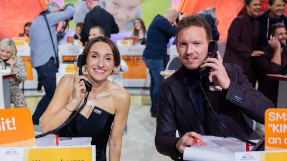 Julian Nagelsmann und seine Freundin Lena Wurzenberger beim RTL-Spendenmarathon. - &copy; Rolf Vennenbernd/dpa