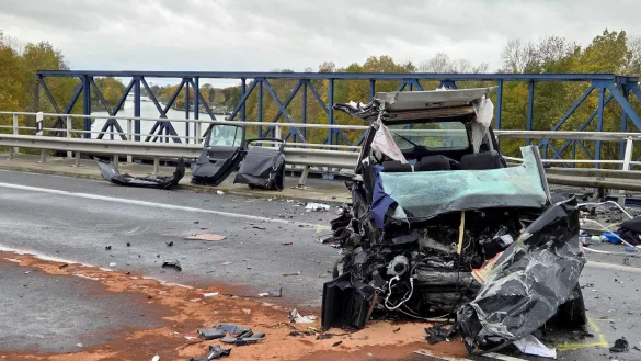 Ein Mann schwebt nach dem Unfall weiter in Lebensgefahr, eine Frau ist schwer verletzt. - © Christian Brahmann/dpa