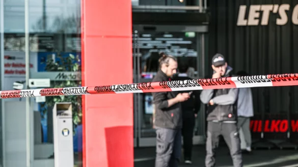 Zwei Mitarbeiter werden bei einem Messerangriff in einem Einkaufszentrum verletzt. - &copy; Jason Tschepljakow/dpa