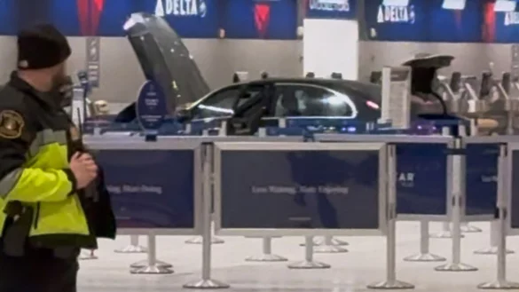 Ein Auto f&auml;hrt durch ein Terminal und rammt einen Ticketschalter: Wie es zu dem Vorfall kommen konnte, war zun&auml;chst unklar. - &copy; Sennel Threlkeld II/Sennel Threlkeld II/@_sennel/AP/dpa