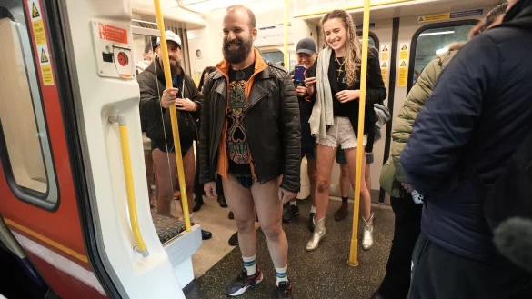 Mitten im Winter fahren Menschen in der britischen Hauptstadt London ohne Hose in die U-Bahn. - &copy; Stefan Rousseau/PA Wire/dpa