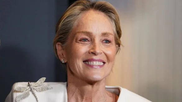 US-Filmstar Sharon Stone (&laquo;Basic Instinct&raquo;) begleitet den &ouml;sterreichischen S&uuml;&szlig;waren-Unternehmer Karl Guschlbauer zum Wiener Opernball. - &copy; Jordan Strauss/Invision via AP/dpa