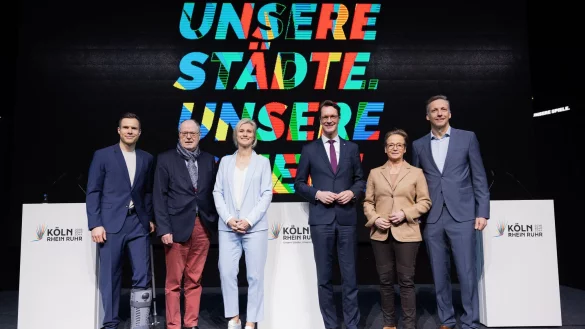 Hendrik W&uuml;st (4 v.l.) gab zusammen mit prominenten Unterst&uuml;tzern den Startschuss f&uuml;r die Olympia-Kampagne. - &copy; Rolf Vennenbernd/dpa