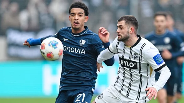 Selten auf Augenh&ouml;he: Bochum mit Francis Onyeka (l) und Elversberg mit Lukasz Poreba. - &copy; Uwe Anspach/dpa