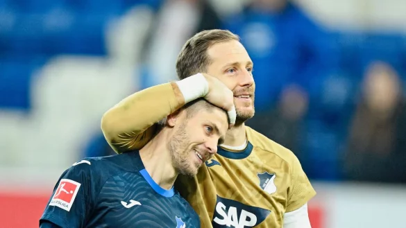 Dreifachtorsch&uuml;tze Andrej Kramaric wird von Nationaltorwart Oliver Baumann begl&uuml;ckw&uuml;nscht. - &copy; Uwe Anspach/dpa