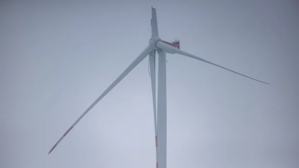 Der Fl&uuml;gel eines Windrads ist abgeknickt, weshalb eine angrenzende Autobahn gesperrt werden musste. - &copy; Thomas Banneyer/dpa