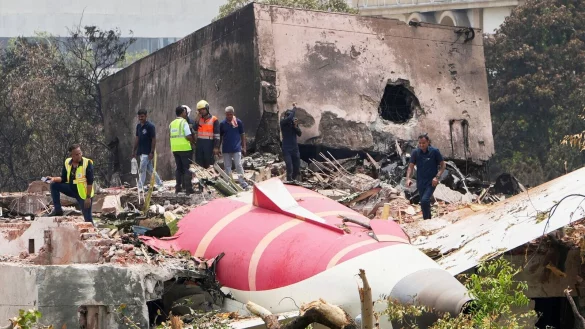 Der Absturz einer Boeing im indischen Ahmedabad war das schwerste Flugzeugungl&uuml;ck im Jahr 2025. (Archivbild) - &copy; Ajit Solanki/AP/dpa