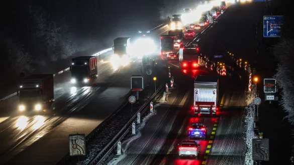 Der Regen auf den eiskalten B&ouml;den f&uuml;hrt in Teilen Nordrhein-Westfalens zu Verkehrsbehinderungen. - &copy; Christoph Reichwein/dpa