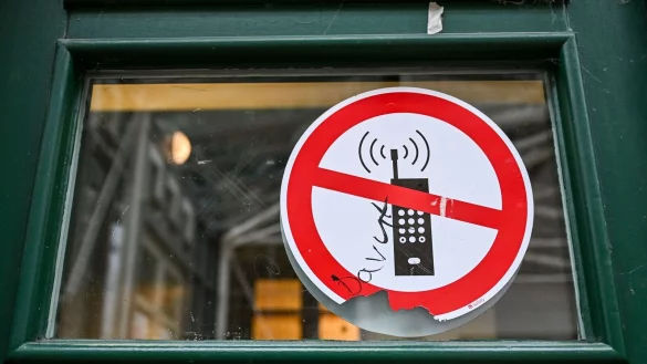 Schulschluss f&uuml;r Smartphones: Schweden plant ein Handyverbot an allen Schulen bis zur neunten Klasse. (Archivbild) - &copy; Jens Kalaene/dpa