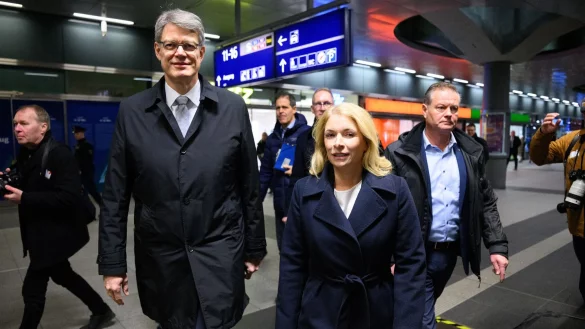 Im Herbst forderte Minister Schnieder drei Sofortprogramme bei der Bahn f&uuml;r mehr Kundenzufriedenheit. Das erste wurde nun gestartet - an der P&uuml;nktlichkeit wird sich dabei aber nichts verbessern. - &copy; Bernd von Jutrczenka/dpa