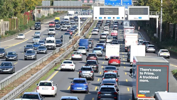 Stau in NRW: Auch 2025 verbrachten Autofahrer viele Stunden in Warteschlangen. (Archivbild) - &copy; Roberto Pfeil/dpa