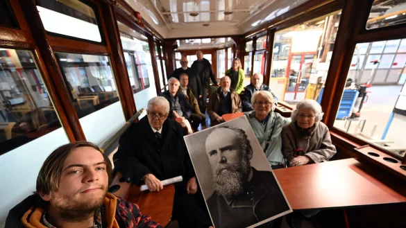 Nachkommen und Verwandte des Schwebebahn-Erfinders Eugen Langen sitzen im sogenannten Kaiserwagen der Schwebebahn. Am 1. M&auml;rz 1901 ging in Wuppertal die Schwebebahn in Betrieb. - &copy; Federico Gambarini/dpa