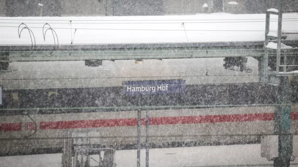 Die Deutsche Bahn hat den Zugverkehr im Gro&szlig;raum Hannover weitgehend eingestellt. - &copy; Christian Charisius/dpa