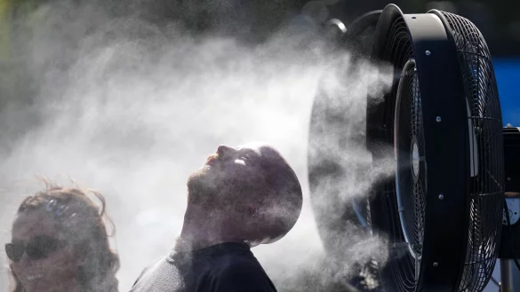 Die Beh&ouml;rden forderten die Menschen auf, sich immer wieder abzuk&uuml;hlen. - &copy; Dita Alangkara/AP/dpa