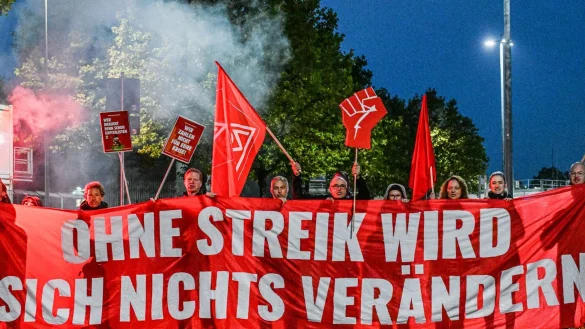 Viele Menschen haben Sorge um ihren Arbeitsplatz wie hier Besch&auml;ftigte beim Zulieferer Bosch, der Tausende Arbeitspl&auml;tze streichen will (Archivbild) - &copy; Jason Tschepljakow/dpa