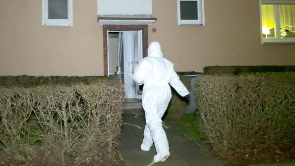 Nach der Tat sicherten Ermittler Spuren in der Wohnung des Verd&auml;chtigen. - &copy; Vincent Kempf/dpa
