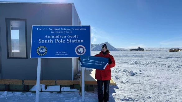 Berit Schl&uuml;ter steht vor der Amundsen-Scott-S&uuml;dpolstation. - &copy; Berit Schl&uuml;ter/ICECube/NSF/dpa