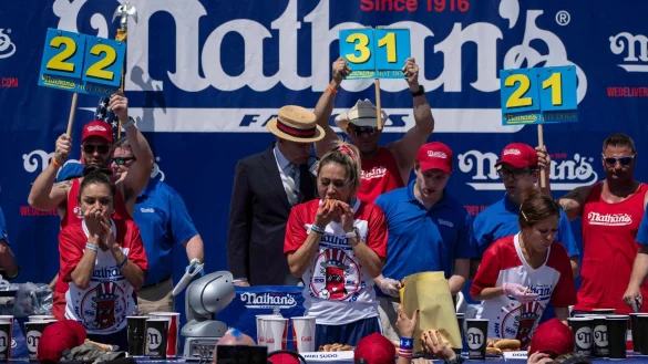 Nathan\\\'s ist international f&uuml;r das Hotdog-Wettessen auf Coney Island bekannt. (Archivbild) - &copy; Yuki Iwamura/AP/dpa
