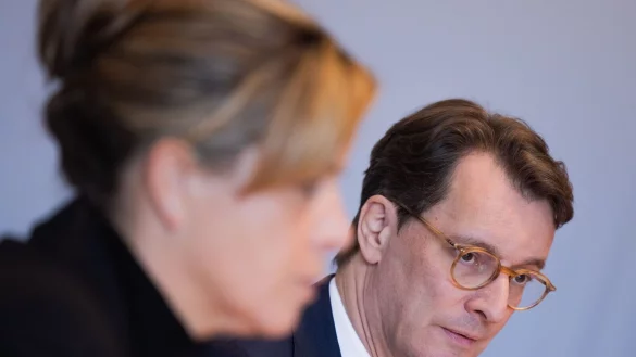 Die Spitzen der nordrhein-westf&auml;lischen Landesregierung erhoffen sich viel von der Milliarden-Investition in ein Rechenzentrum in Westfalen. - &copy; Rolf Vennenbernd/dpa