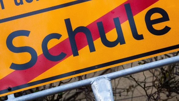 Soll ins Gef&auml;ngnis, wer die Schule schw&auml;nzte? (Symbolbild) - &copy; Julian Stratenschulte/dpa