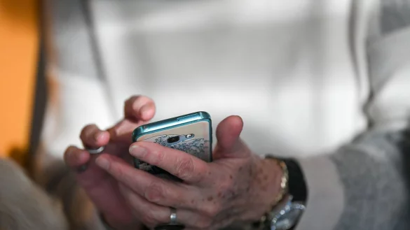 Smartphone? Auch f&uuml;r die allermeisten &auml;lteren Leute unverzichtbarer Alltagsbegleiter. (Symbolbild) - &copy; Jens Kalaene/dpa-Zentralbild/dpa