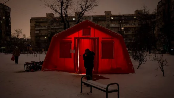 Aufw&auml;rmpunkte sind f&uuml;r viele Einwohner Kiews der einzige Zufluchtsort. (Archivbild) - &copy; Danyil Bashakov/AP/dpa