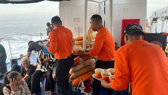 Die Einsatzkr&auml;fte suchen noch nach &Uuml;berlebenden. - &copy; Uncredited/Philippine Coast Guard/dpa