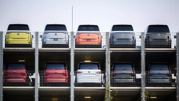 Neue Exemplare des VW-Elektrobusses ID.Buzz. (Archivbild) - &copy; Julian Stratenschulte/dpa