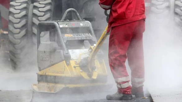 Die Abschaffung der umstrittenen Stra&szlig;enbaubeitr&auml;ge hat Grundst&uuml;ckseigent&uuml;mer entlastet. (Symbolbild) - &copy; Roland Weihrauch/dpa
