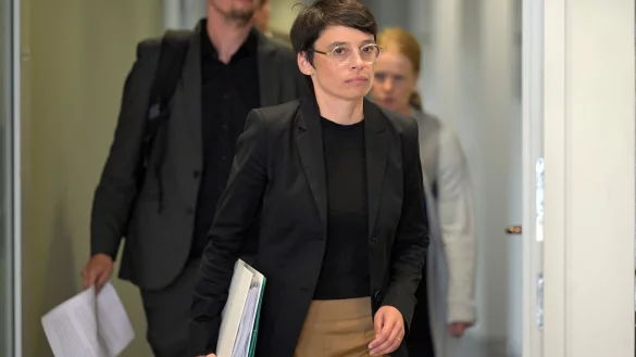 Das Handeln von NRW-Fl&uuml;chtlingsministerin Josefine Paul (Gr&uuml;ne) nach dem Anschlag steht im Fokus. (Archivbild) - &copy; Federico Gambarini/dpa