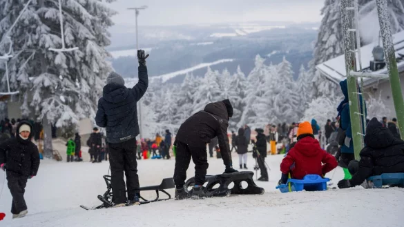 Wintersportler wie hier auf der Wasserkuppe in Hessen k&ouml;nnen sich freuen - es bleibt vorerst winterlich kalt in Deutschland. - &copy; Andreas Arnold/dpa
