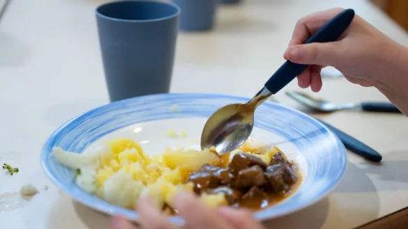 Gratis-Mittagessen in den Kitas w&auml;re f&uuml;r viele Familien eine gro&szlig;e Erleichterung - die Umsetzung steht allerdings aus. (Symbolbild) - &copy; Sebastian Kahnert/dpa