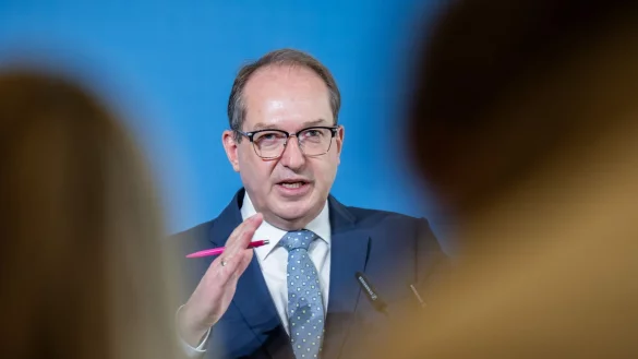 Bundesinnenminister Alexander Dobrindt (CSU) will abgelehnte Asylbewerber in sogenannte Return Hubs abschieben k&ouml;nnen. (Archivbild) - &copy; Michael Kappeler/dpa