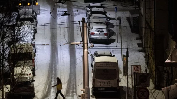 Auf vielen Stra&szlig;en in Deutschland ist es weiterhin rutschig. - &copy; Marijan Murat/dpa