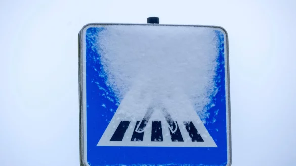 Eine Dreij&auml;hrige ist an einem Zebrastreifen im Sauerland von einem Auto erfasst worden. (Symbolbild) - &copy; Thomas Banneyer/dpa